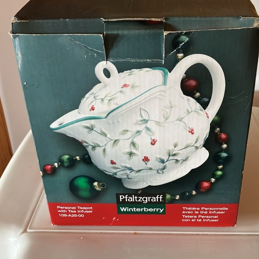 Pflaltzgraff Holiday Winterberry Personal Teapot Brand new w/box Approx 8” w/lid
